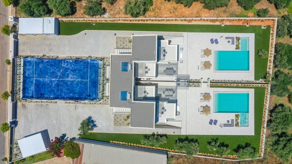Property building, Day, Swimming pool