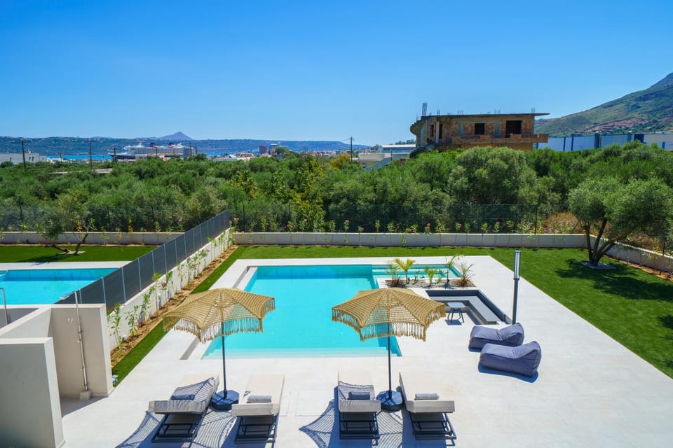 Swimming pool, sunbed
