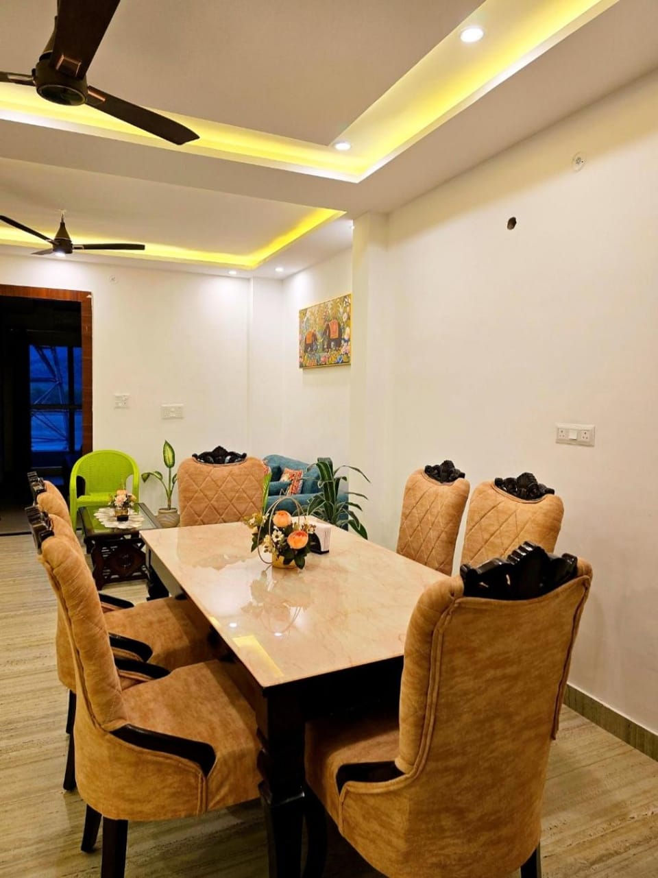 Restaurant/places to eat, Dining area, Guests, Dinner, young children, older children, group of guests, internet