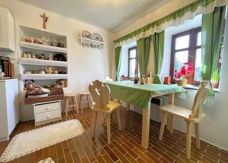 Seating area, Dining area