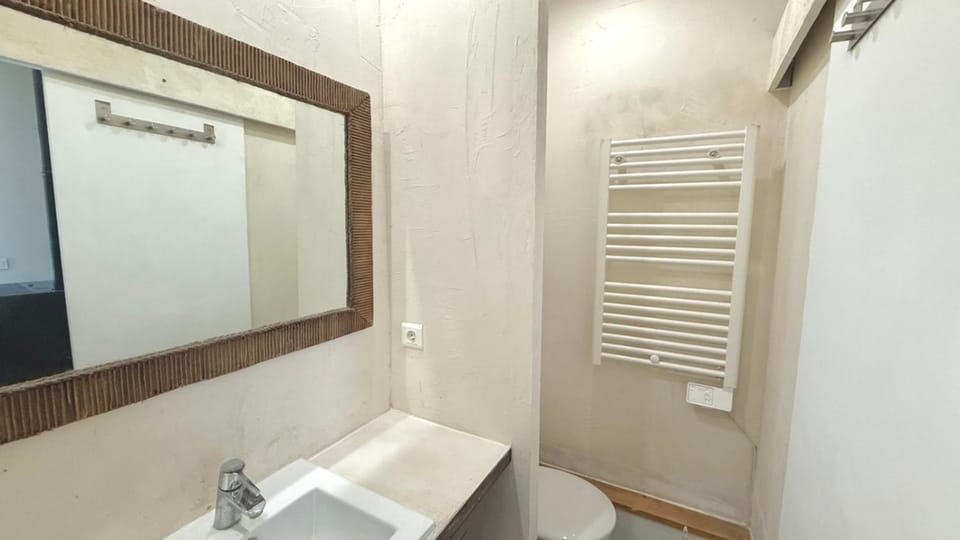 Shower, Toilet, Bathroom, heating, internet, towels