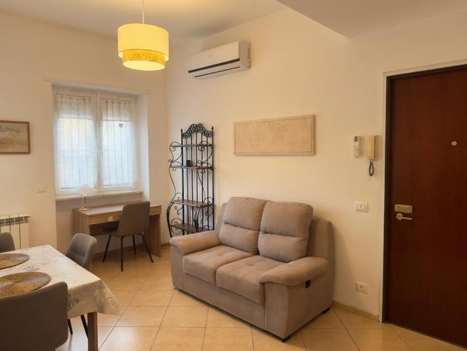 Living room, Seating area, Dining area, air conditioner