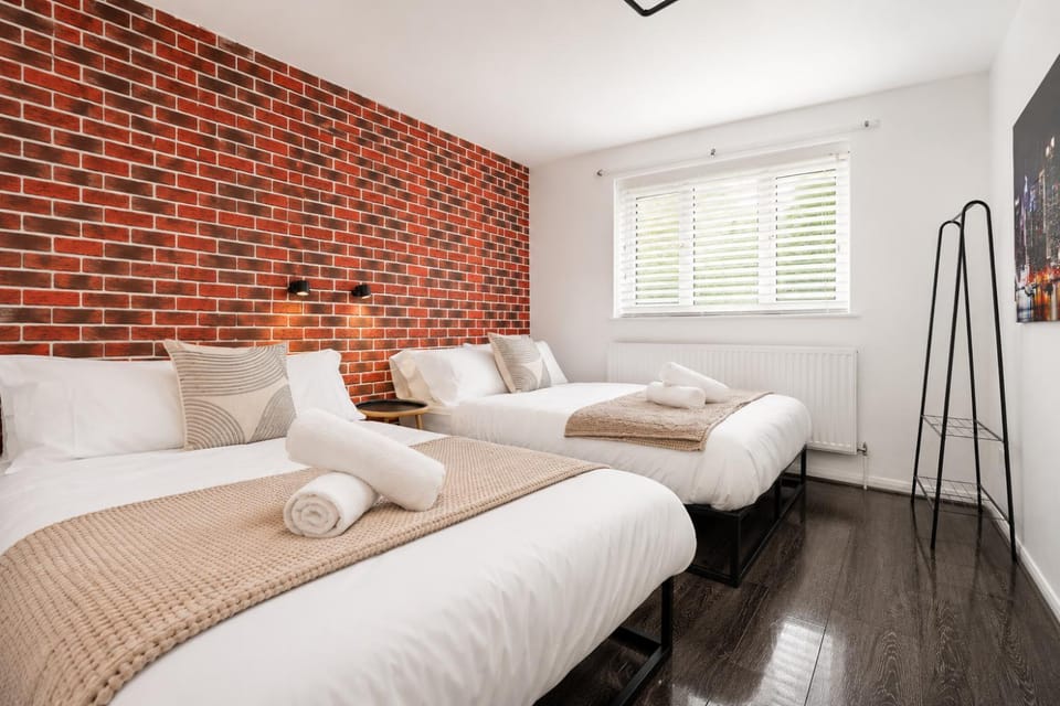 Spacious 3BR Home with Patio Near Manchester City Centre House in Salford