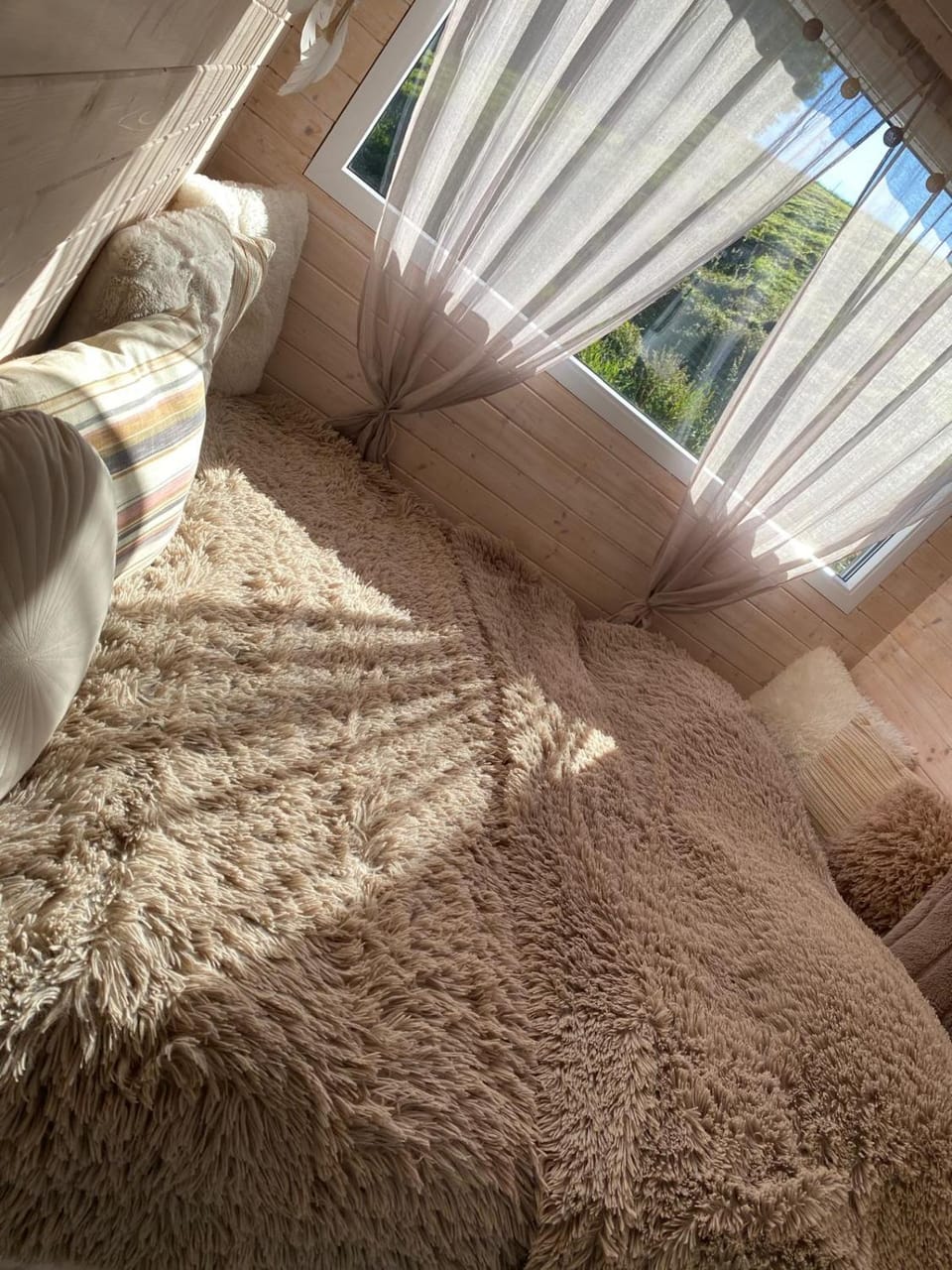 Bed, Seating area, Bedroom