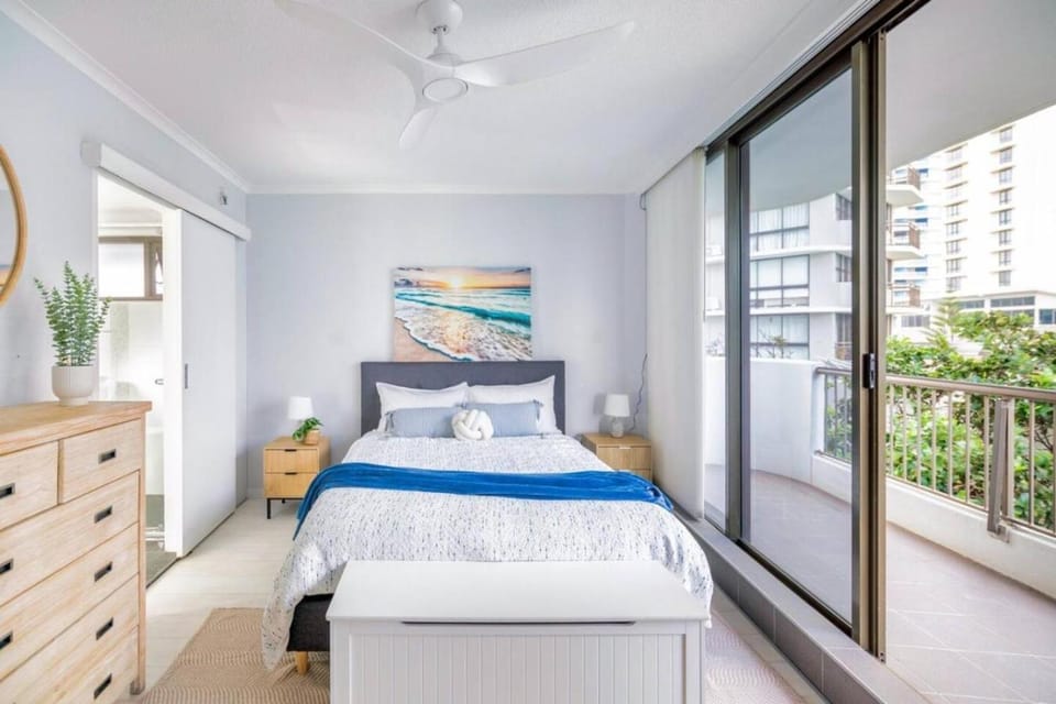 Coastal Oasis | Sleeps 5 | Beach View + Pool & Gym Apartment in Surfers Paradise