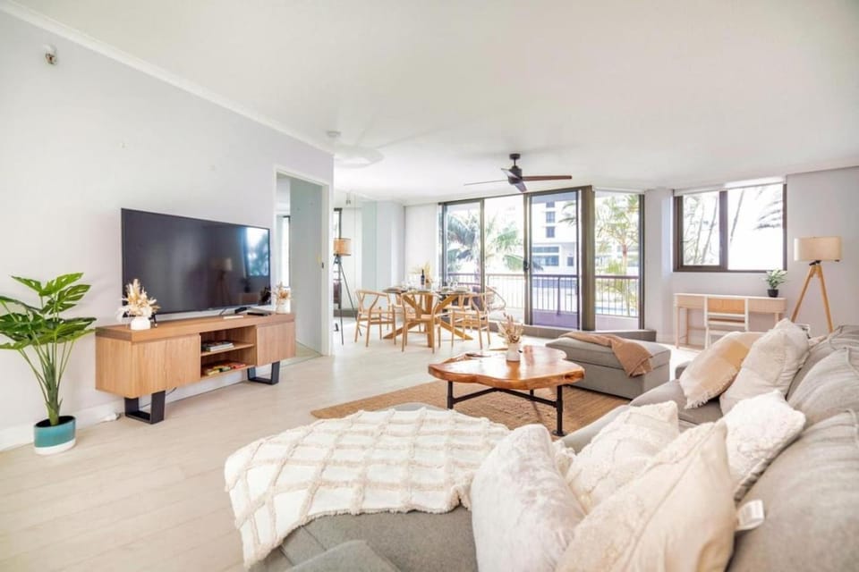 Coastal Oasis | Sleeps 5 | Beach View + Pool & Gym Apartment in Surfers Paradise
