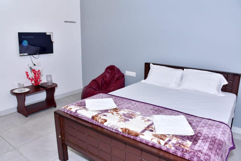 Bed, TV and multimedia, Photo of the whole room, Bedroom, towels