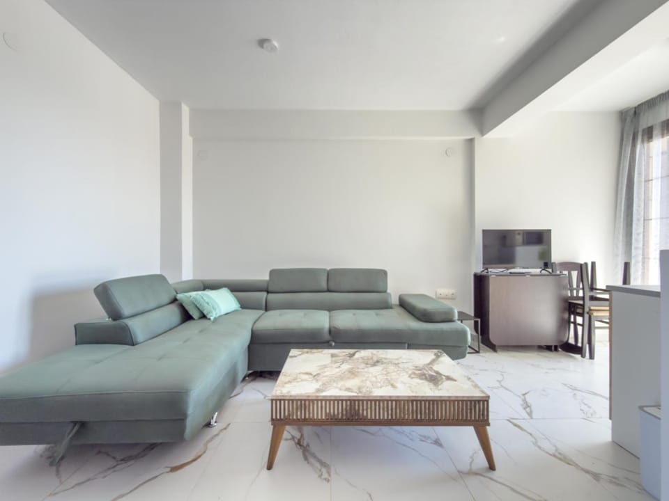 TV and multimedia, Kitchen or kitchenette, Living room, Seating area, internet, air conditioner
