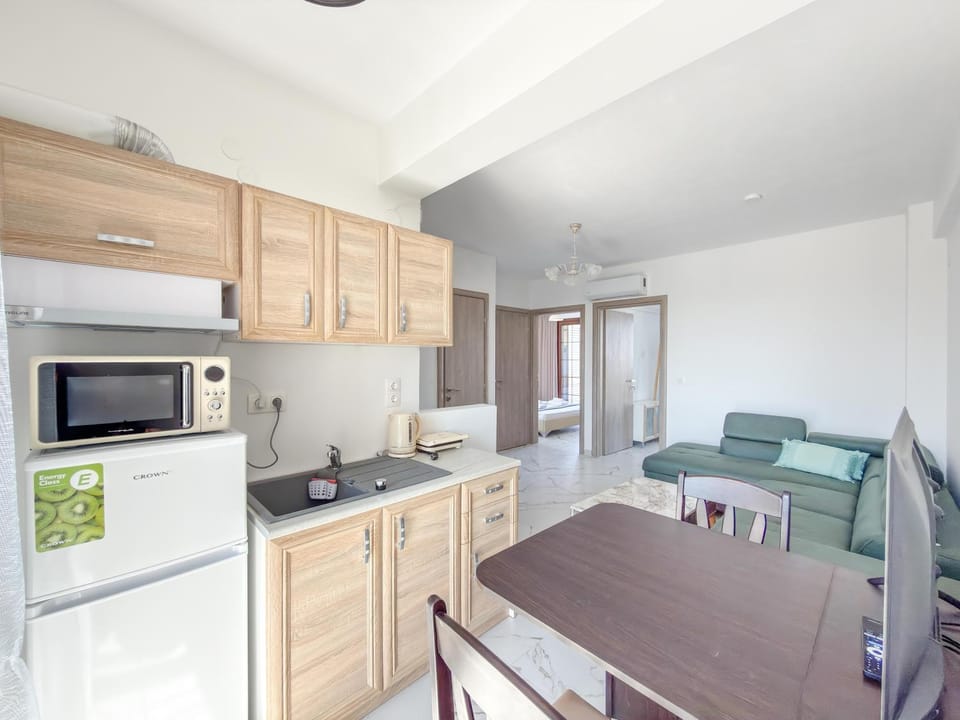 Kitchen or kitchenette, internet, air conditioner