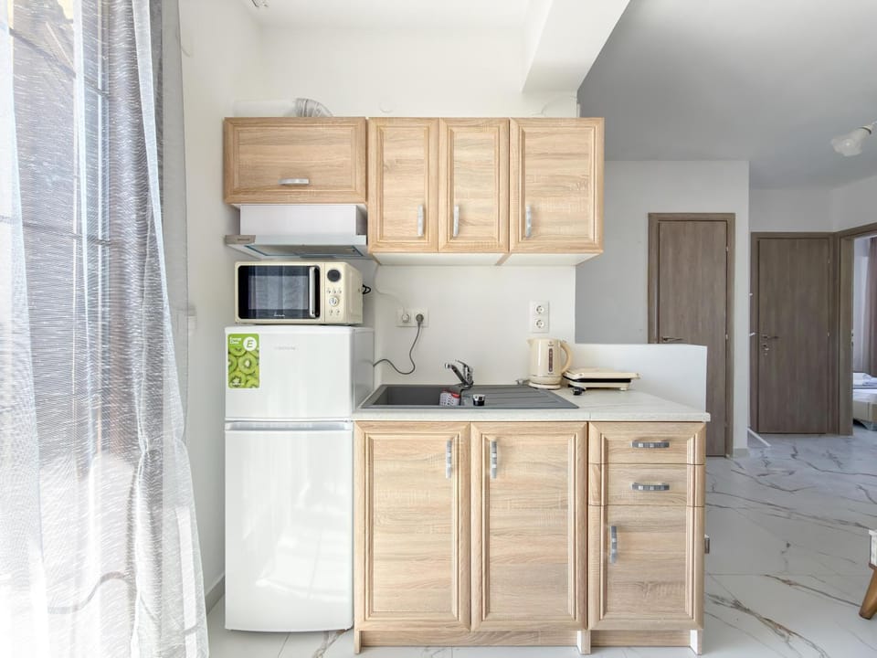 Kitchen or kitchenette, internet, air conditioner