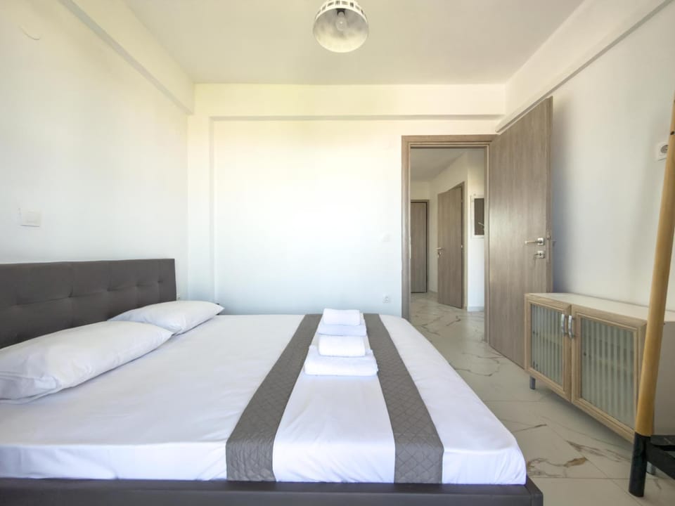 Bed, Photo of the whole room, Bedroom, internet, towels, wardrobe