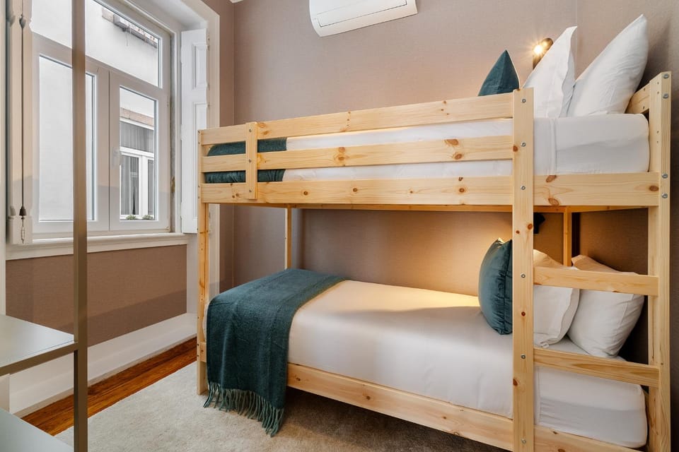 Bedroom, bunk bed, air conditioner