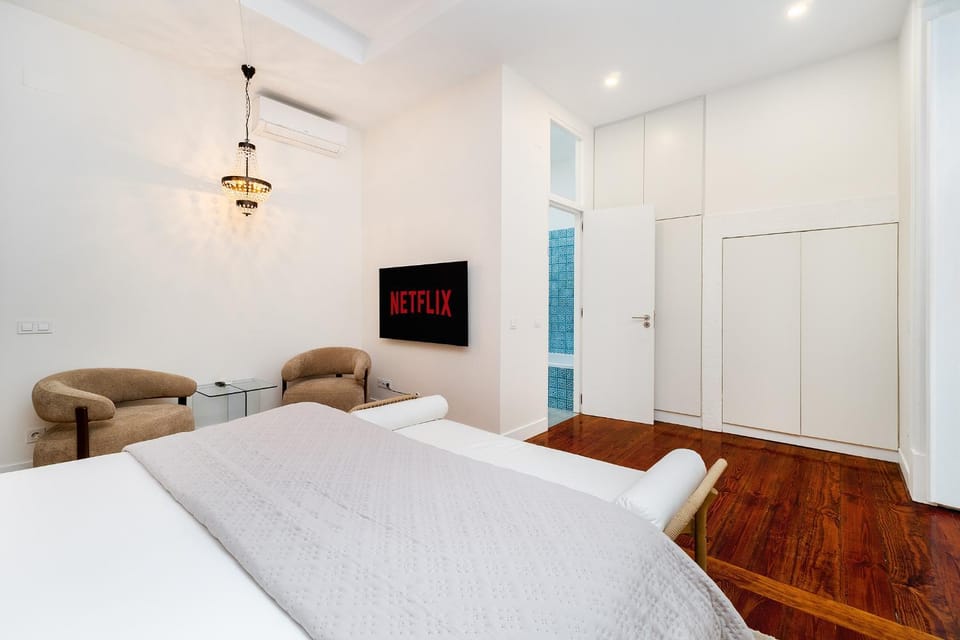 Bed, TV and multimedia, Bedroom