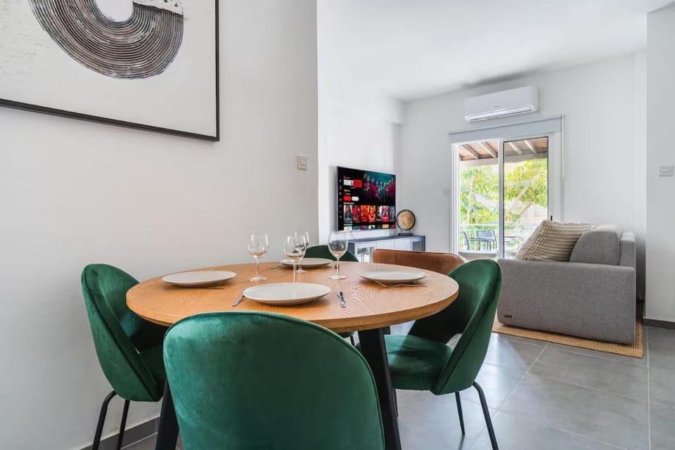 Kitchen or kitchenette, Decorative detail, Dining area