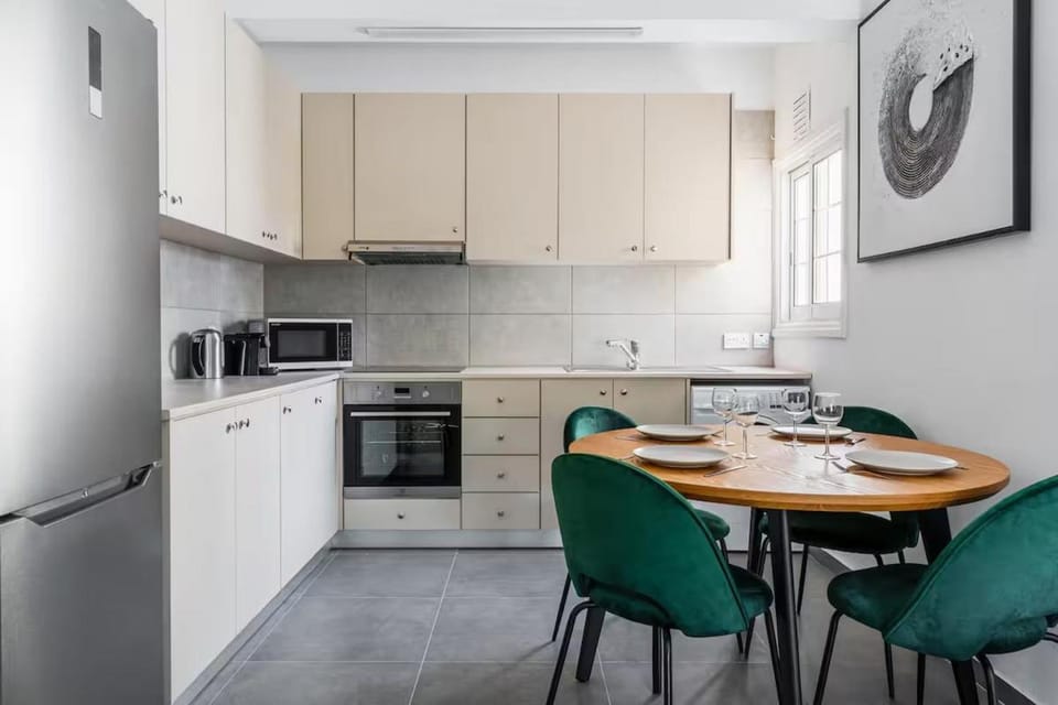 Coffee/tea facilities, Kitchen or kitchenette, Decorative detail, Dining area, microwave, oven, stove