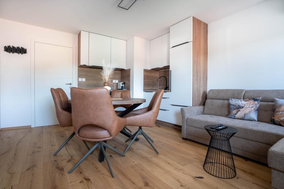 Photo of the whole room, Dining area