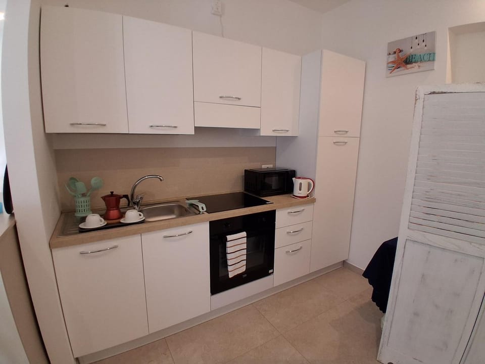 Coffee/tea facilities, Kitchen or kitchenette, microwave, oven, stove