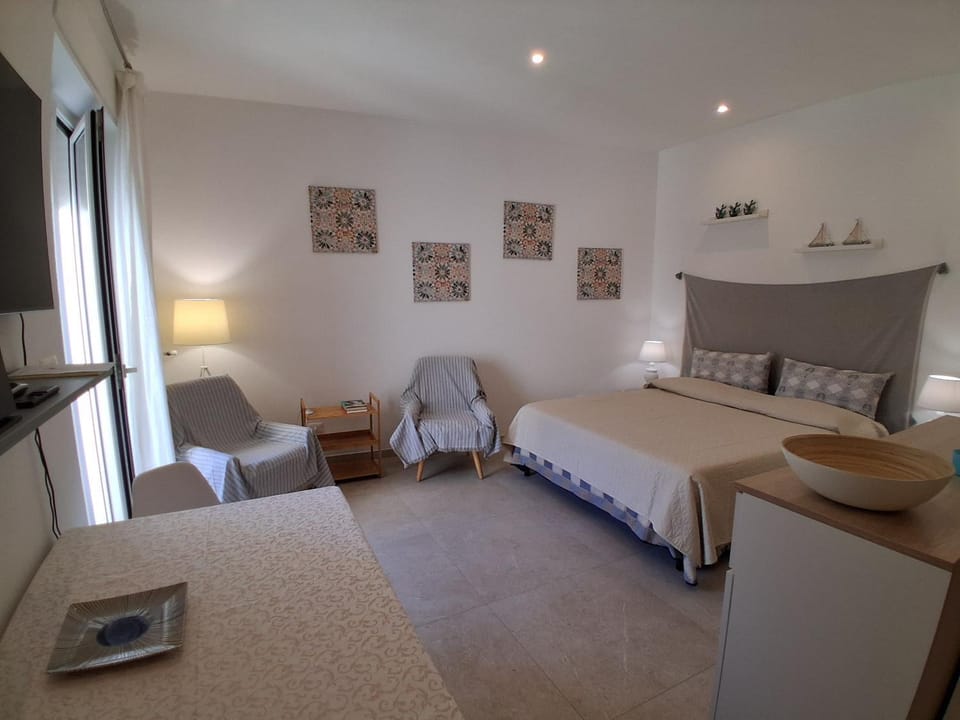 Bed, Photo of the whole room, Seating area, Bedroom
