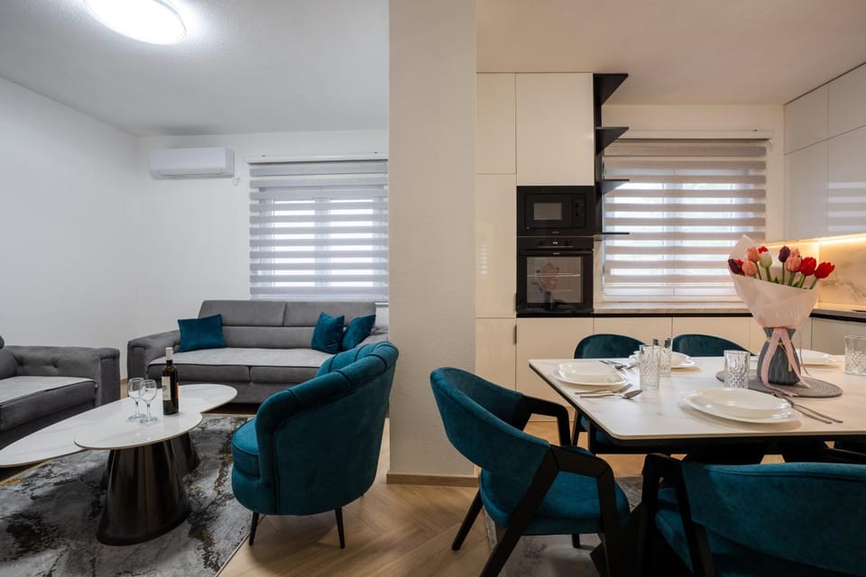 TV and multimedia, Living room, Seating area, Dining area, air conditioner