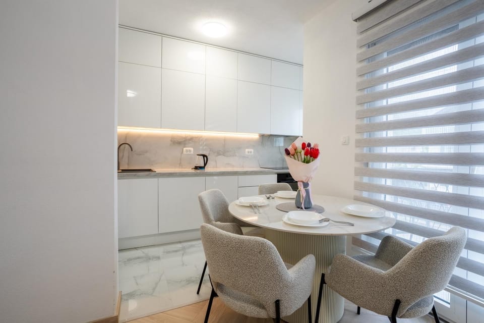 Kitchen or kitchenette, Seating area, Dining area, stove
