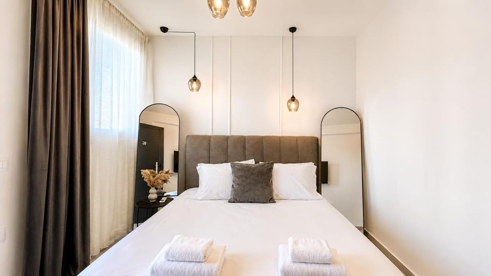 Bed, Photo of the whole room, Bedroom, towels