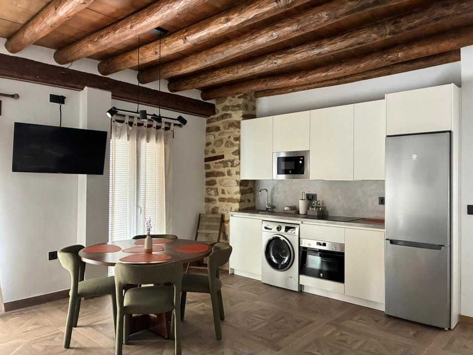 TV and multimedia, Coffee/tea facilities, Kitchen or kitchenette, Dining area, oven, stove