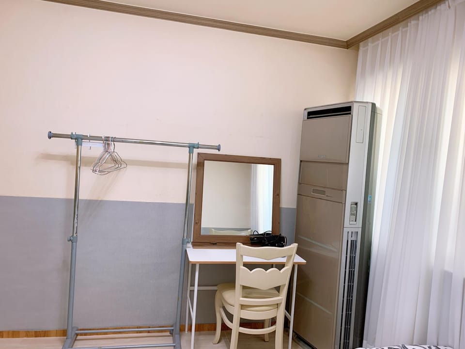 10, near hongik univ, 2 shower rooms, big house Apartment in Seoul
