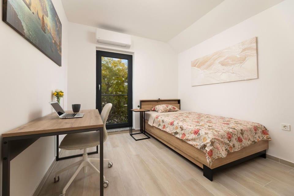 Bedroom, air conditioner