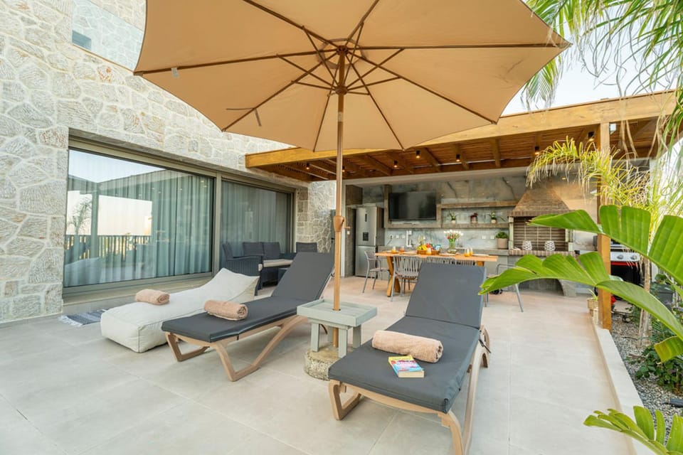 Balcony/Terrace, Swimming pool, sunbed