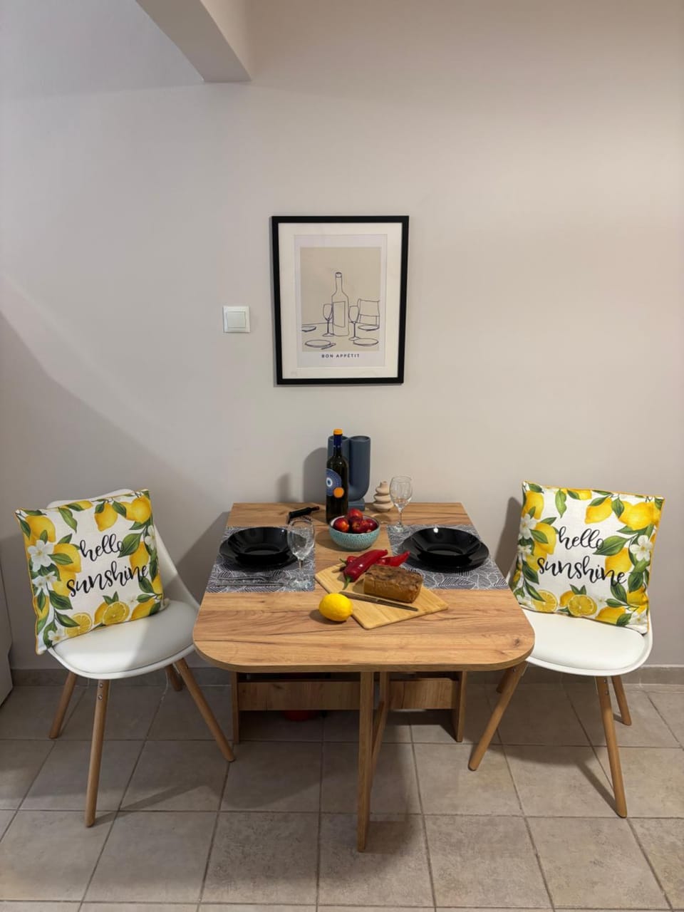 Food and drinks, Seating area, Dining area