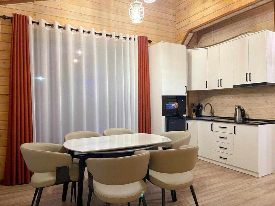Coffee/tea facilities, Kitchen or kitchenette, Dining area, oven