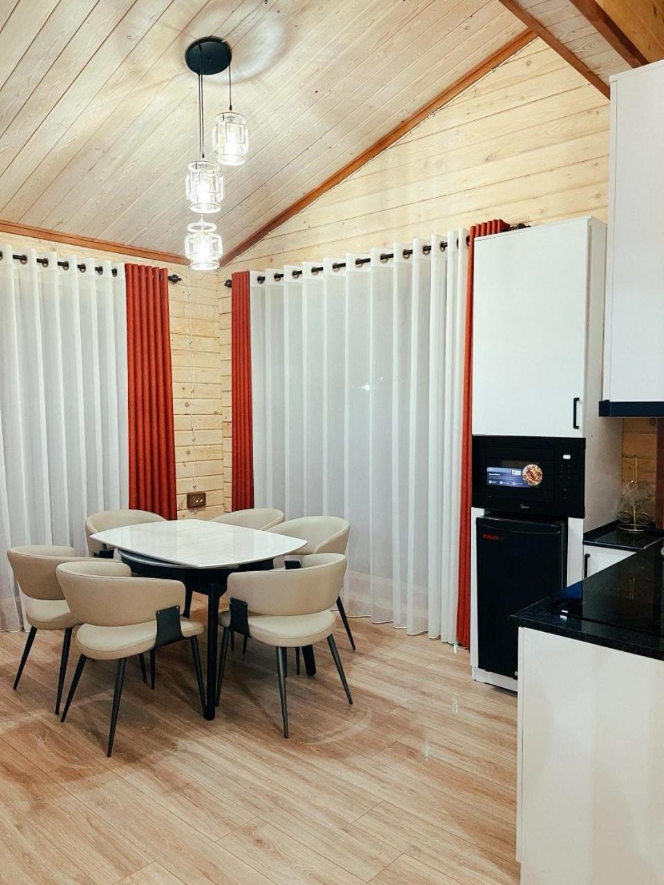 Kitchen or kitchenette, Dining area