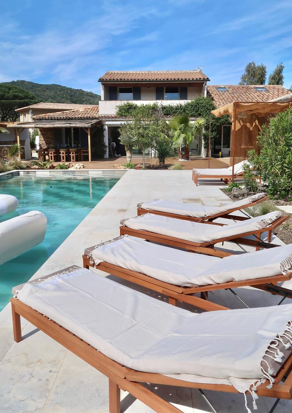 Swimming pool, sunbed
