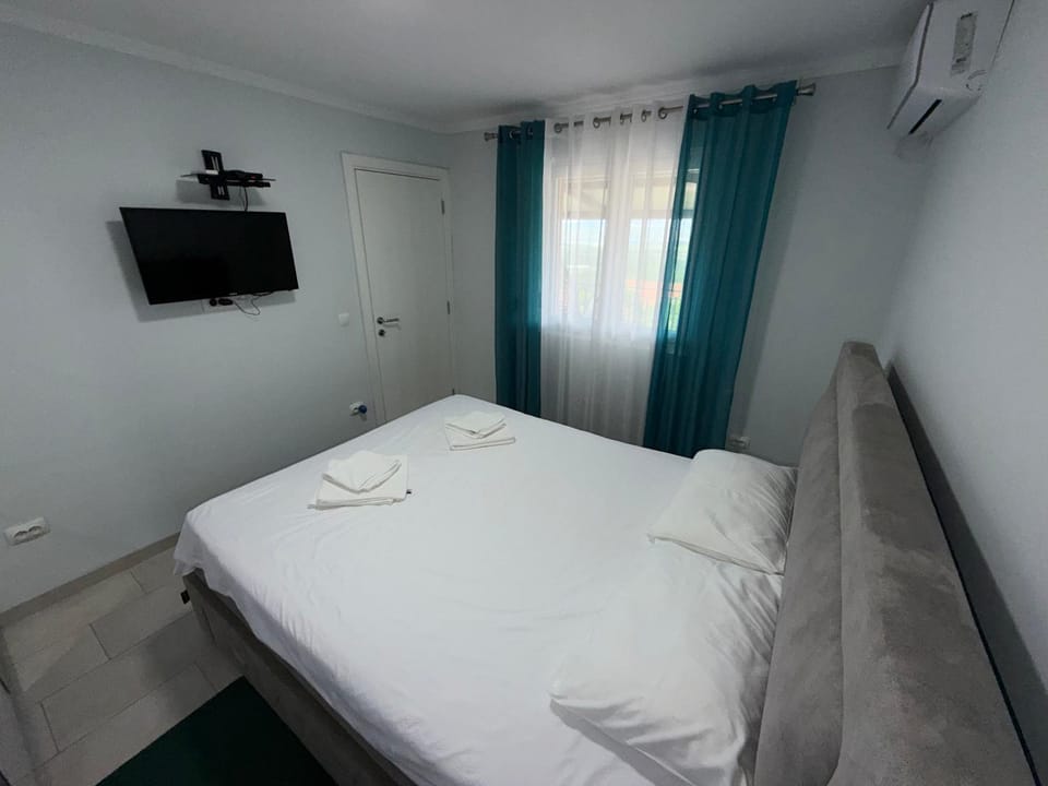 Bed, TV and multimedia, Bedroom