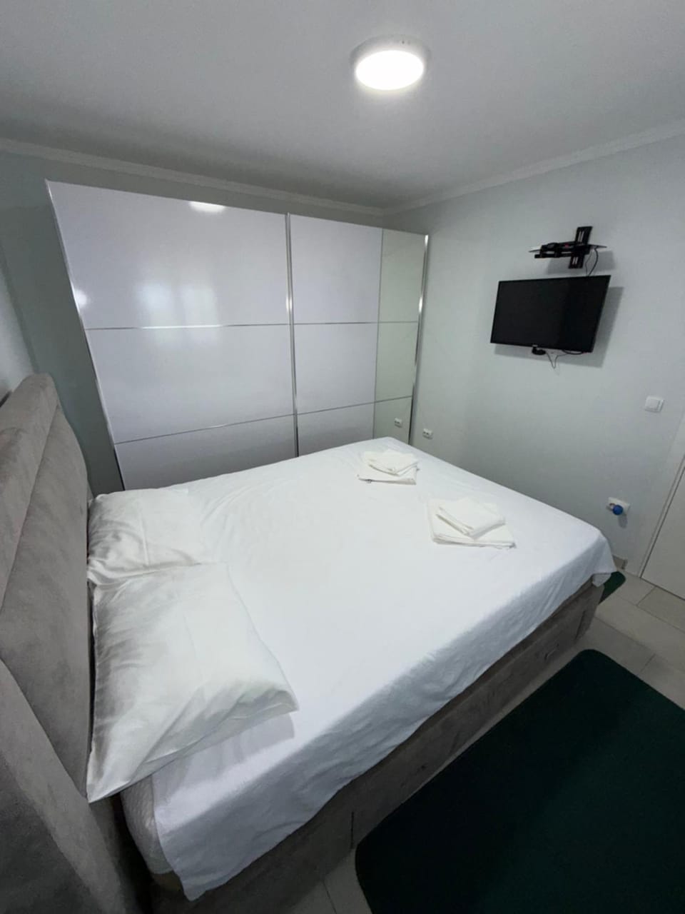 Bed, TV and multimedia, Bedroom