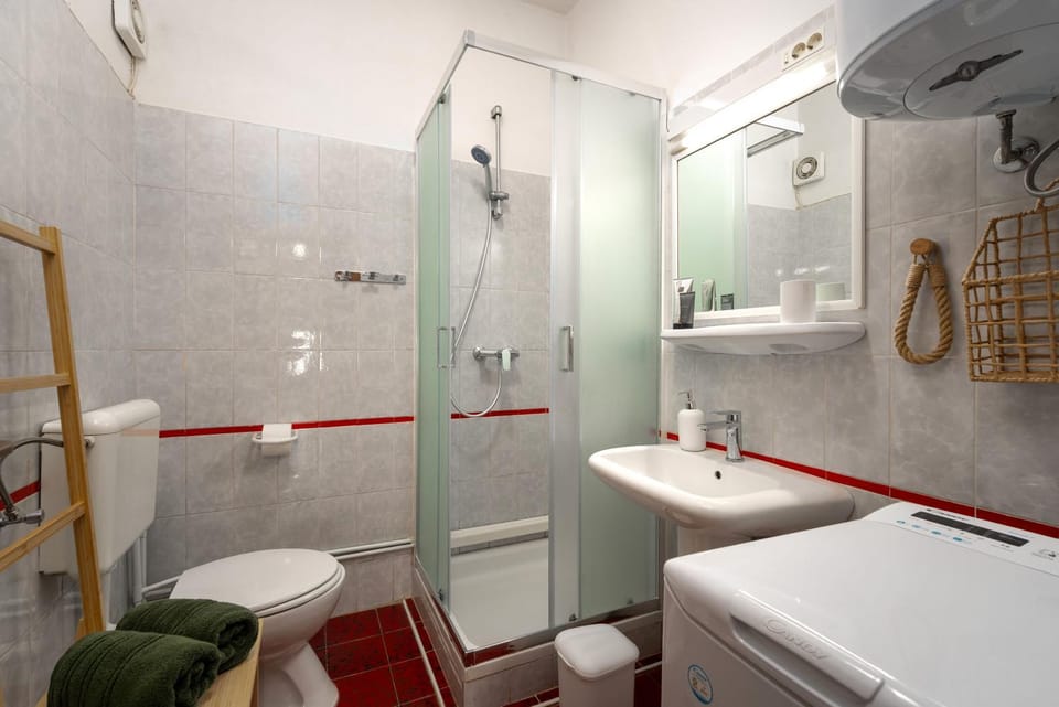 Shower, Toilet, Bathroom, towels