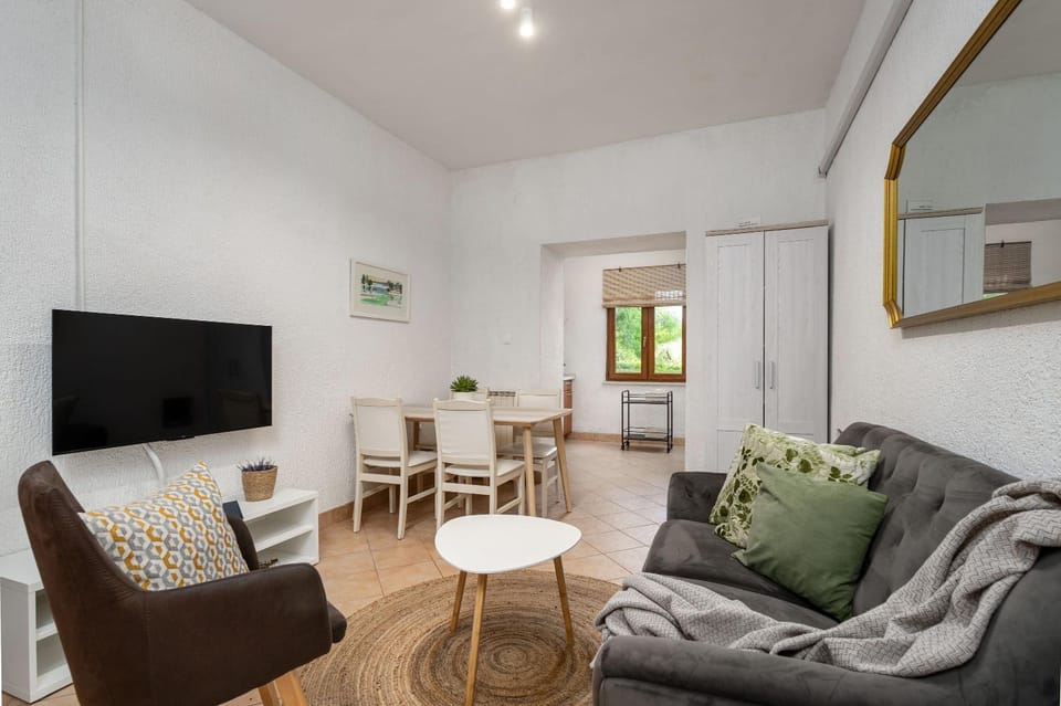 TV and multimedia, Living room, Seating area, Dining area