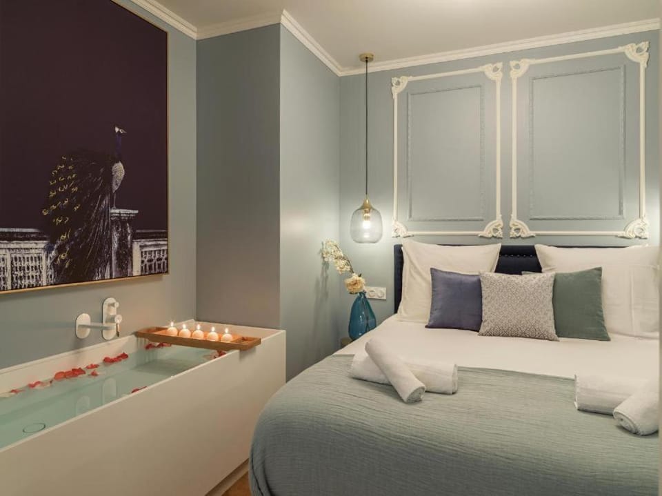 Bed, Photo of the whole room, towels