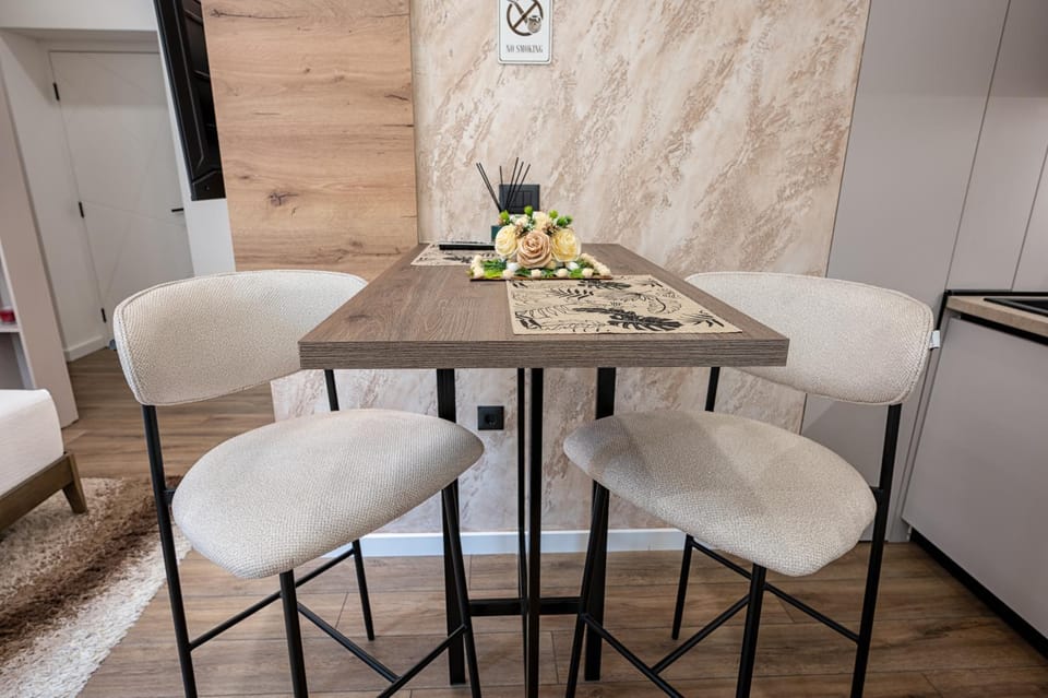 Dining area, kitchen