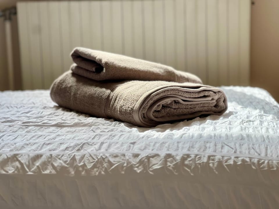 Bed, Bedroom, towels