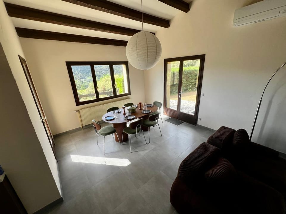 Living room, internet, air conditioner