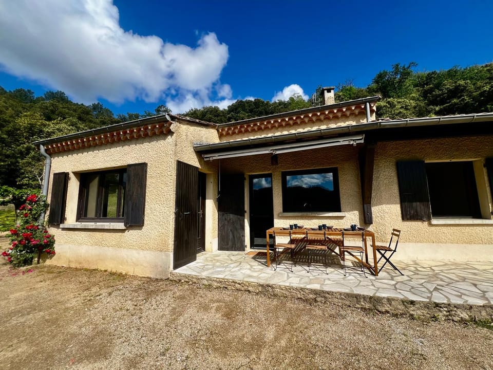 Property building, Balcony/Terrace, Dining area