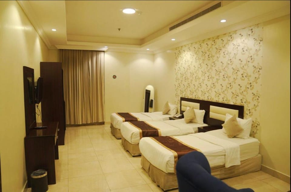 Bed, TV and multimedia, Bedroom