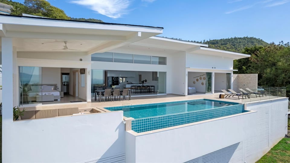 Property building, Day, Balcony/Terrace, Pool view, Swimming pool, sunbed
