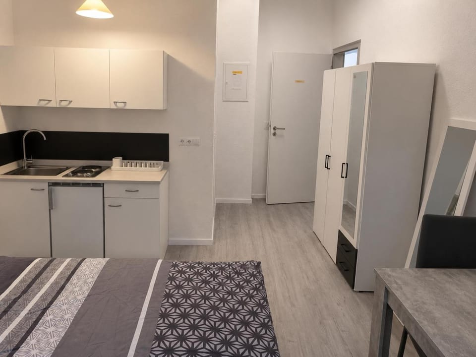 Kitchen or kitchenette, Photo of the whole room, stove