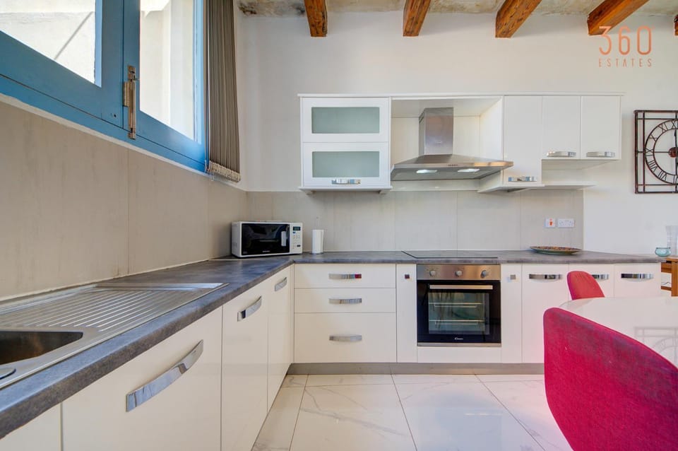 Kitchen or kitchenette, dishwasher, minibar, oven, stove, toaster
