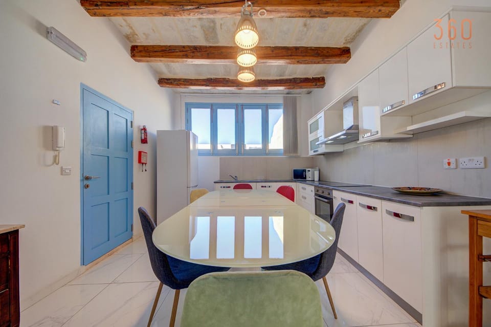 Kitchen or kitchenette, Dining area, minibar, stove