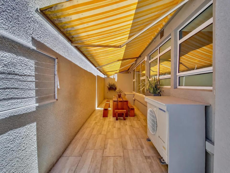 Middelhof Three Anchor Bay 4BR with Parking Apartment in Sea Point