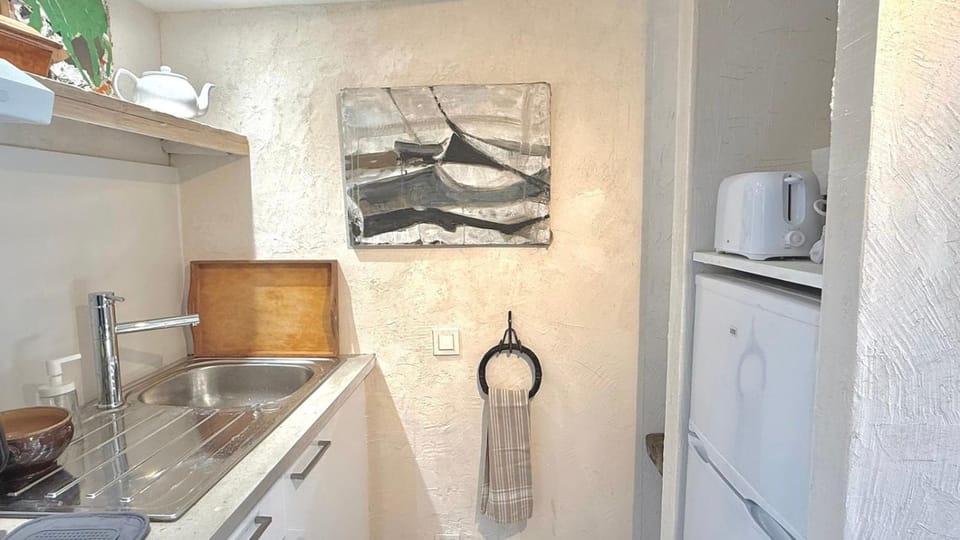 Coffee/tea facilities, Kitchen or kitchenette, heating, internet, microwave, stove, toaster, kitchen