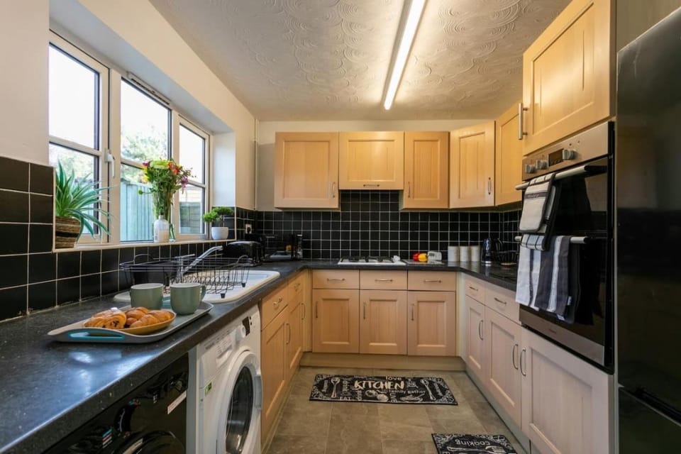 Spacious 5 Bed House - Gloucester - Sleeps 10 Apartment in Cotswold District